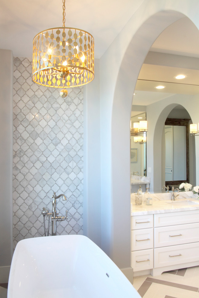 Inspiration för ett stort vintage flerfärgad flerfärgat en-suite badrum, med luckor med infälld panel, vita skåp, ett fristående badkar, en dusch i en alkov, flerfärgad kakel, marmorkakel, grå väggar, klinkergolv i porslin, ett undermonterad handfat, marmorbänkskiva, flerfärgat golv och med dusch som är öppen