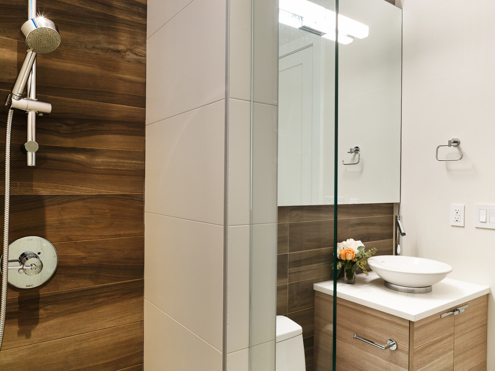 Идея дизайна: ванная комната в современном стиле с настольной раковиной, светлыми деревянными фасадами, столешницей из искусственного кварца, унитазом-моноблоком, коричневой плиткой, керамической плиткой, бежевыми стенами и полом из керамической плитки