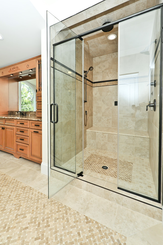 Modelo de cuarto de baño clásico con armarios con paneles con relieve, puertas de armario de madera oscura, ducha empotrada, baldosas y/o azulejos beige y banco de ducha
