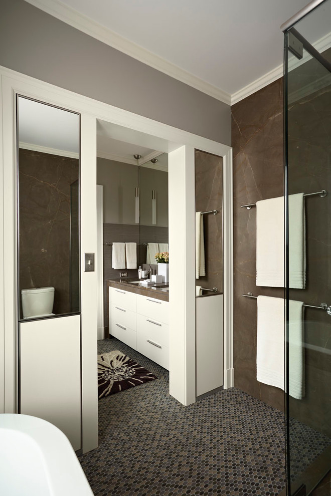 Свежая идея для дизайна: ванная комната в стиле модернизм с плиткой мозаикой - отличное фото интерьера