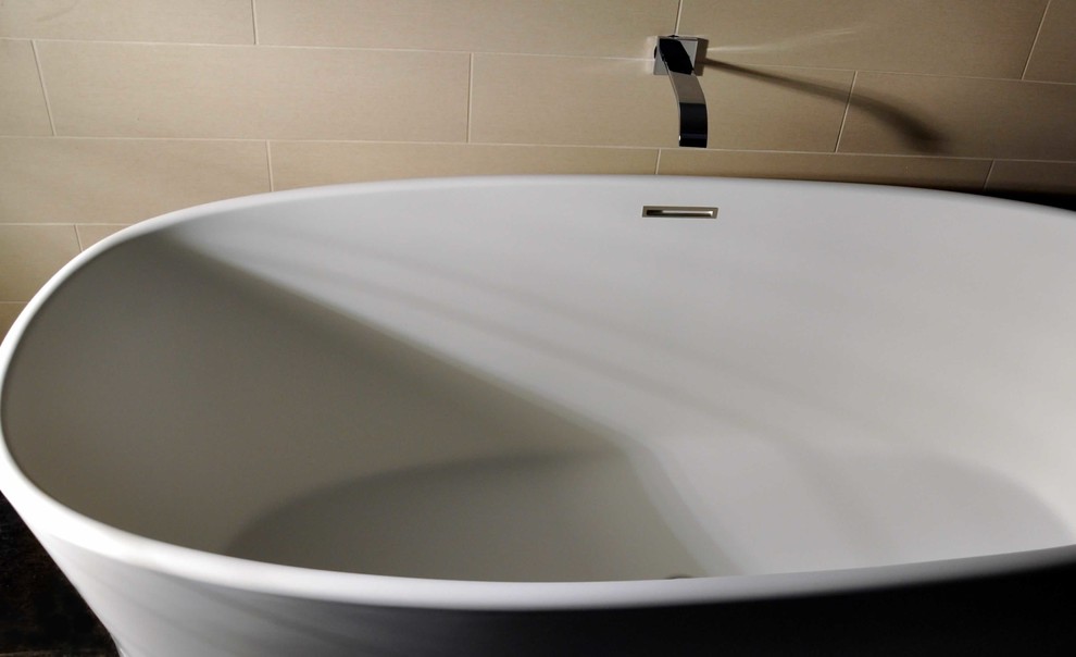 Modelo de cuarto de baño principal minimalista grande con bañera exenta, baldosas y/o azulejos beige, baldosas y/o azulejos de cerámica, paredes beige y suelo de baldosas de cerámica