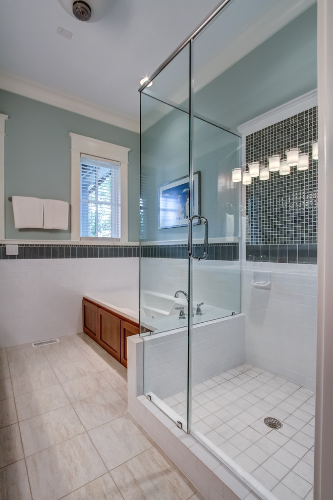 Imagen de cuarto de baño principal contemporáneo con puertas de armario de madera oscura, baldosas y/o azulejos blancos y paredes azules
