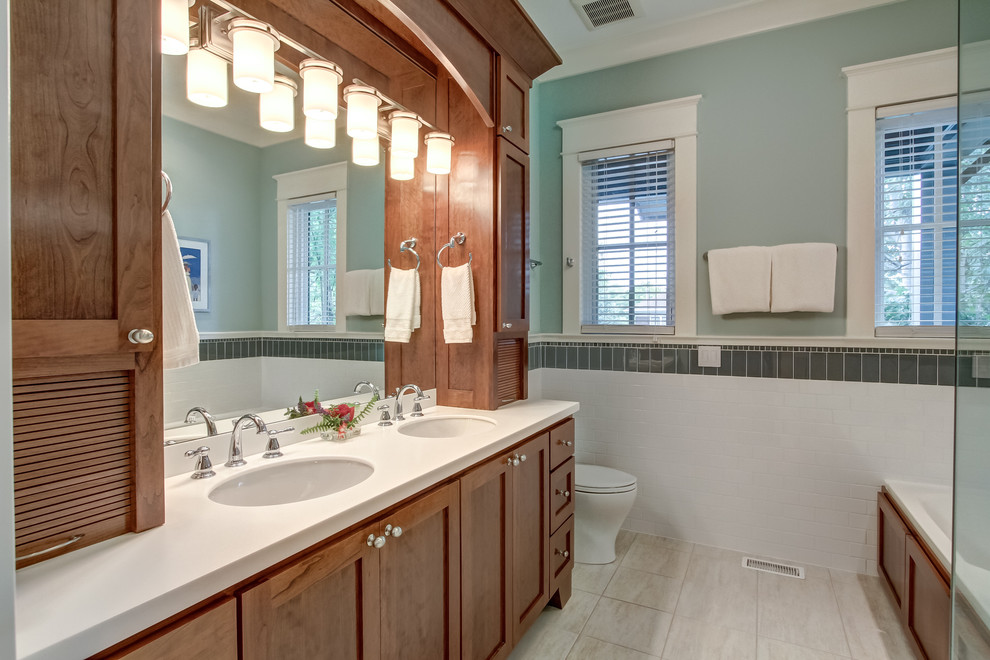Ejemplo de cuarto de baño actual con paredes azules, armarios estilo shaker, puertas de armario de madera oscura y baldosas y/o azulejos blancos