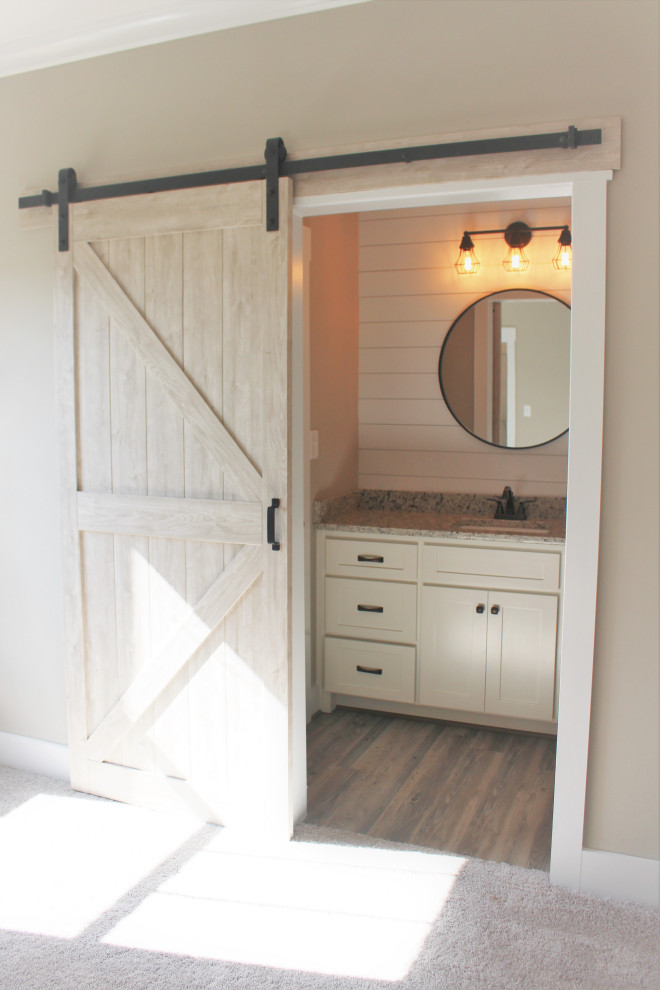 Bild på ett flerfärgad flerfärgat badrum, med vita skåp, grå väggar, vinylgolv, ett undermonterad handfat, granitbänkskiva och grått golv
