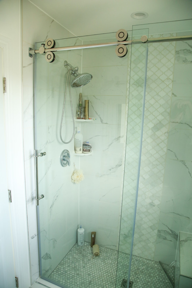 Esempio di una stanza da bagno padronale tradizionale di medie dimensioni con ante lisce, ante bianche, doccia alcova, WC a due pezzi, piastrelle di marmo, pareti bianche, pavimento in marmo, lavabo sottopiano, top in marmo, pavimento bianco e porta doccia scorrevole