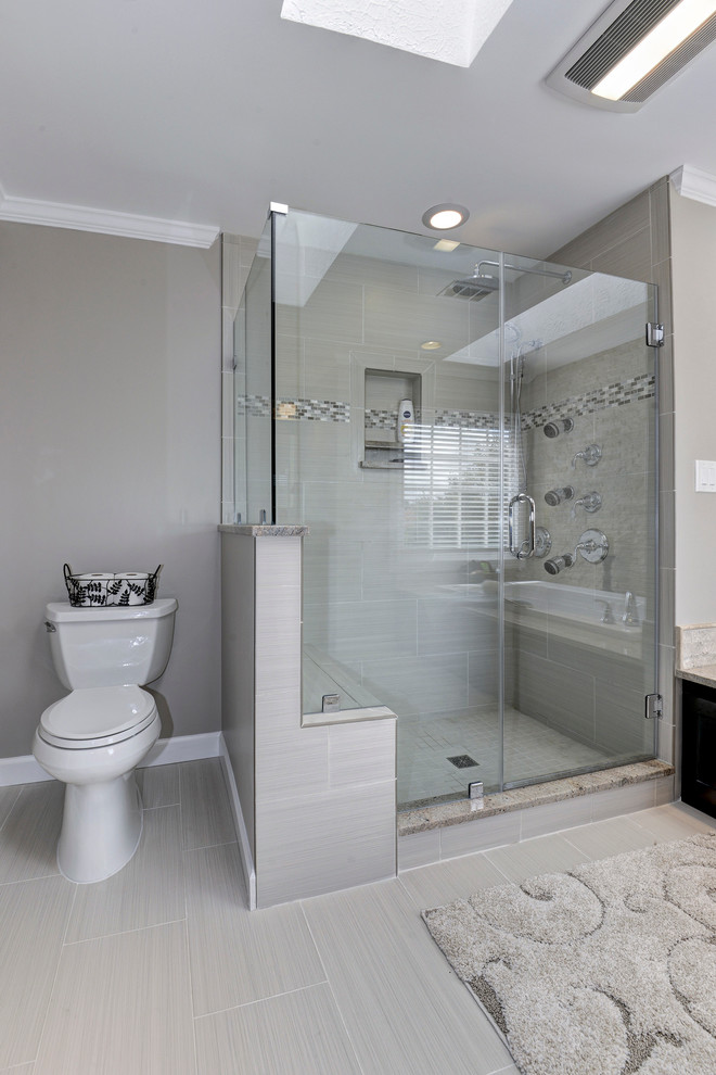 Inredning av ett modernt mellanstort en-suite badrum, med skåp i shakerstil, svarta skåp, en jacuzzi, en hörndusch, grå kakel, porslinskakel, bruna väggar, klinkergolv i porslin, ett undermonterad handfat, granitbänkskiva, grått golv och dusch med gångjärnsdörr
