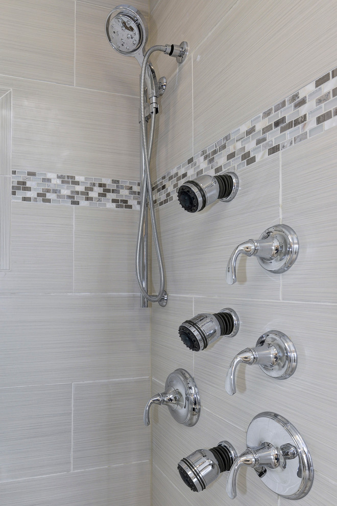 Idéer för att renovera ett mellanstort funkis en-suite badrum, med skåp i shakerstil, svarta skåp, en jacuzzi, en hörndusch, grå kakel, porslinskakel, bruna väggar, klinkergolv i porslin, ett undermonterad handfat, granitbänkskiva, grått golv och dusch med gångjärnsdörr