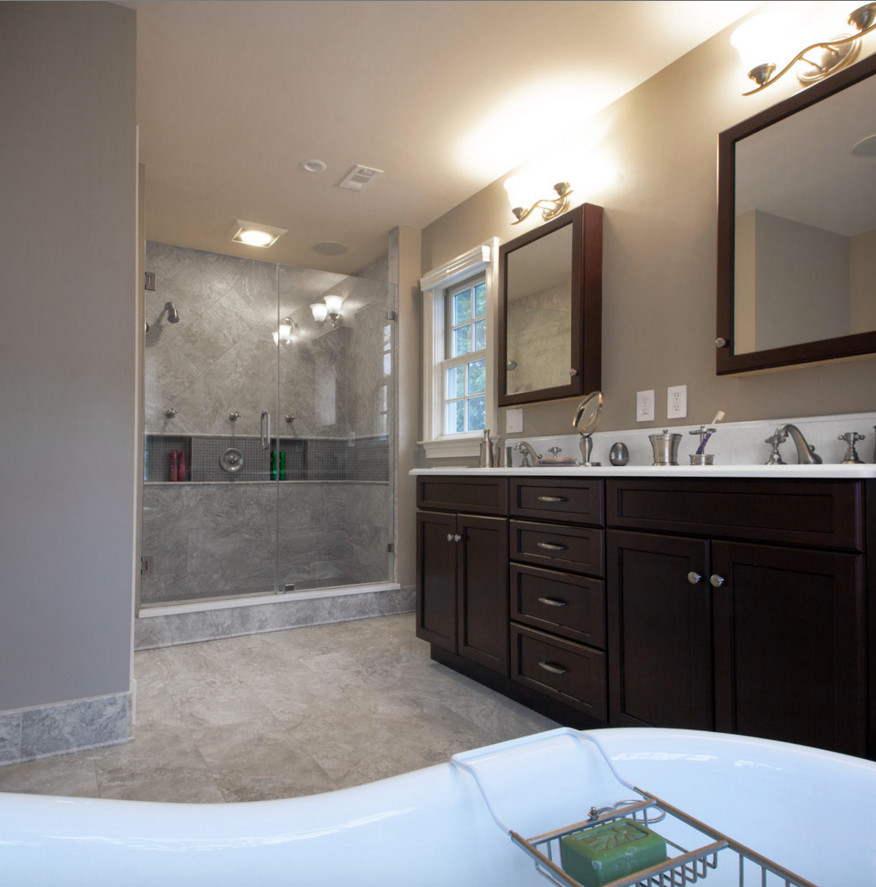 Стильный дизайн: ванная комната среднего размера в классическом стиле с фасадами с утопленной филенкой, темными деревянными фасадами, ванной на ножках, душем в нише, серой плиткой, каменной плиткой, бежевыми стенами и врезной раковиной - последний тренд