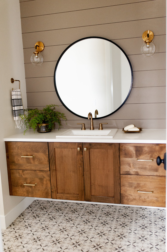 Bild på ett mellanstort lantligt badrum, med skåp i shakerstil, skåp i mellenmörkt trä, grå väggar, klinkergolv i keramik, ett nedsänkt handfat och bänkskiva i kvarts
