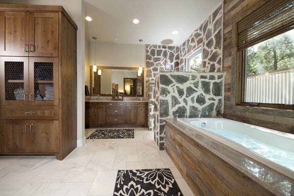 Großes Uriges Badezimmer En Suite mit hellbraunen Holzschränken, Einbaubadewanne, Eckdusche und weißem Boden in Austin