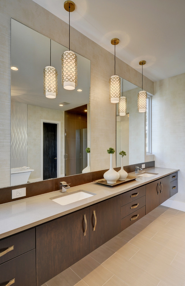 Esempio di una stanza da bagno contemporanea con ante lisce, ante in legno bruno, piastrelle beige e top grigio
