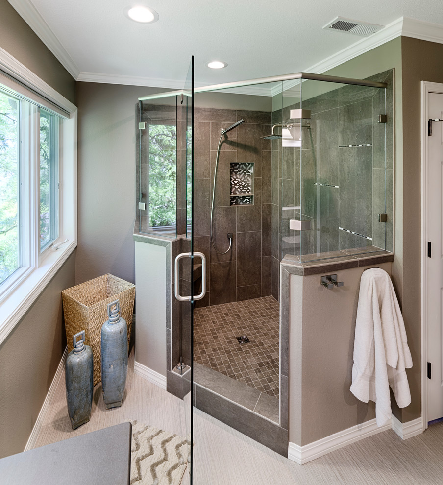 Idee per una stanza da bagno padronale chic di medie dimensioni con doccia ad angolo, piastrelle in ceramica, pavimento con piastrelle in ceramica, pavimento beige e porta doccia a battente