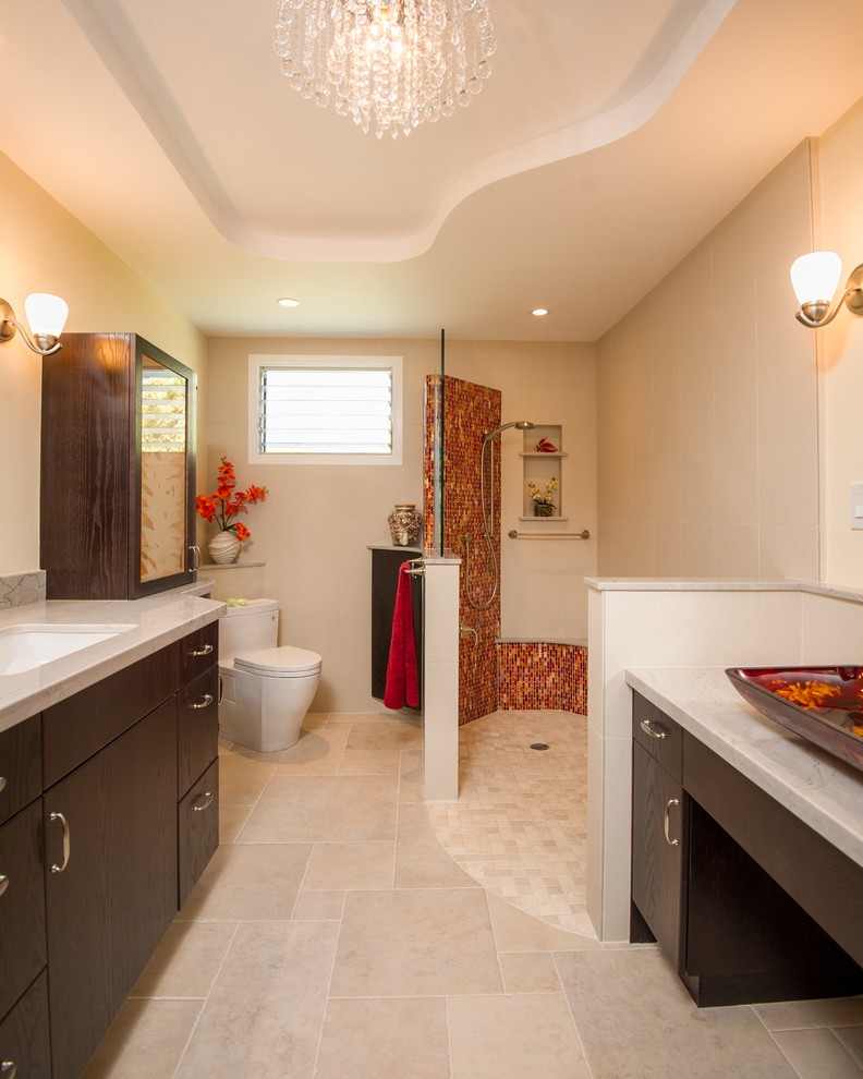 Inredning av ett modernt stort badrum med dusch, med släta luckor, skåp i mörkt trä, en kantlös dusch, orange kakel, röd kakel, mosaik, beige väggar, klinkergolv i keramik, ett fristående handfat, marmorbänkskiva, beiget golv och med dusch som är öppen