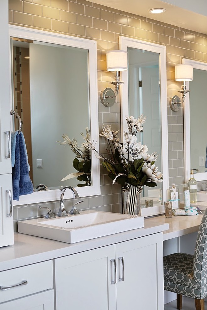 Klassisk inredning av ett en-suite badrum, med skåp i shakerstil, vita skåp, ett fristående badkar, beige kakel, tunnelbanekakel, gröna väggar, klinkergolv i porslin och ett fristående handfat