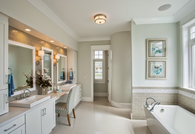 На фото: главная ванная комната в стиле неоклассика (современная классика) с фасадами в стиле шейкер, белыми фасадами, отдельно стоящей ванной, бежевой плиткой, плиткой кабанчик, зелеными стенами, полом из керамогранита и настольной раковиной с