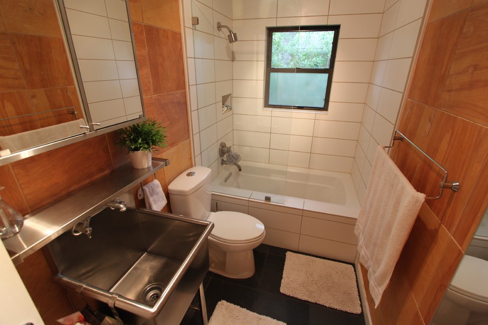 Inspiration pour une salle de bain minimaliste de taille moyenne avec une baignoire posée, WC séparés, un lavabo de ferme et un sol en ardoise.