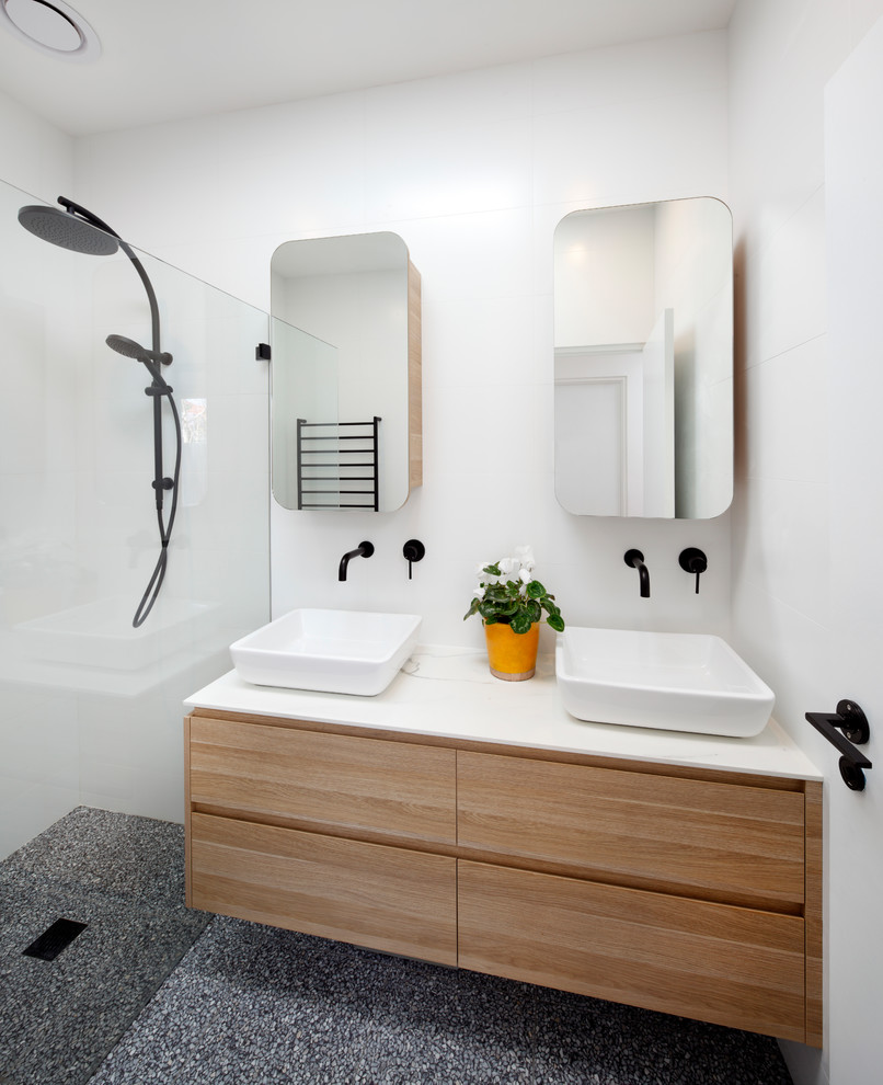 Inredning av ett modernt litet vit vitt badrum med dusch, med släta luckor, skåp i ljust trä, en dubbeldusch, vit kakel, porslinskakel, betonggolv, ett fristående handfat, bänkskiva i akrylsten, lila golv och med dusch som är öppen