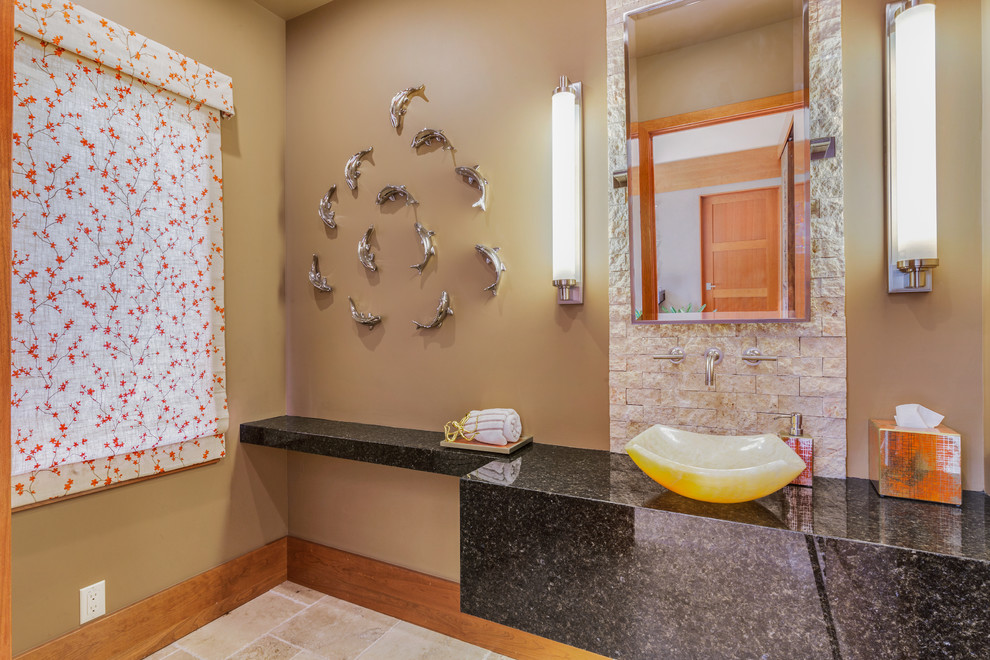 На фото: ванная комната среднего размера в стиле неоклассика (современная классика)