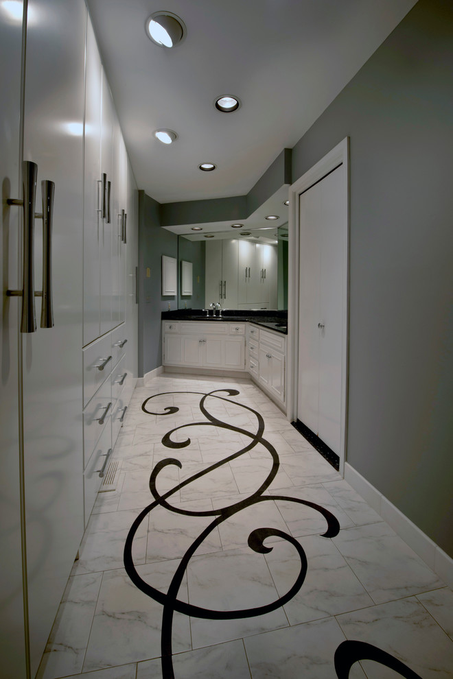 Inspiration för stora moderna en-suite badrum, med luckor med upphöjd panel, vita skåp, grå väggar, marmorgolv, ett undermonterad handfat, bänkskiva i kvartsit, en jacuzzi och en dusch i en alkov