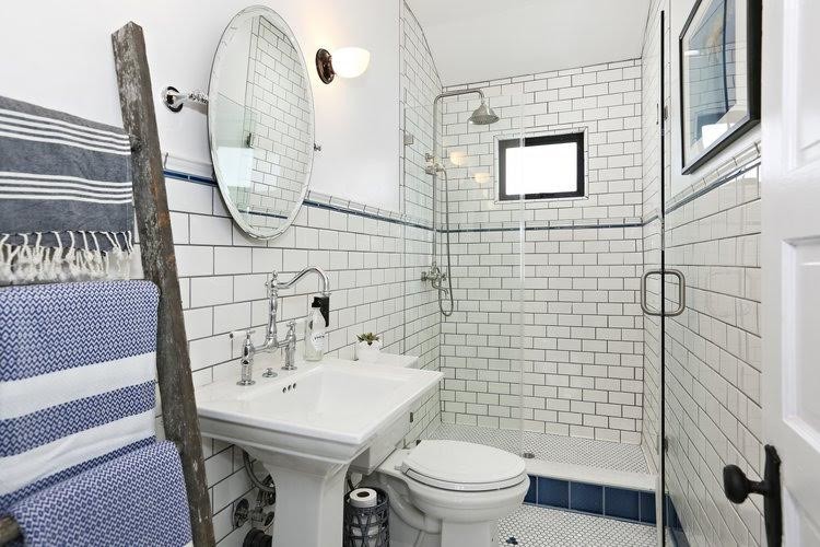 Idee per una stanza da bagno con doccia stile americano di medie dimensioni con doccia alcova, WC a due pezzi, piastrelle bianche, piastrelle diamantate, pareti bianche, pavimento con piastrelle a mosaico, lavabo a colonna e pavimento bianco