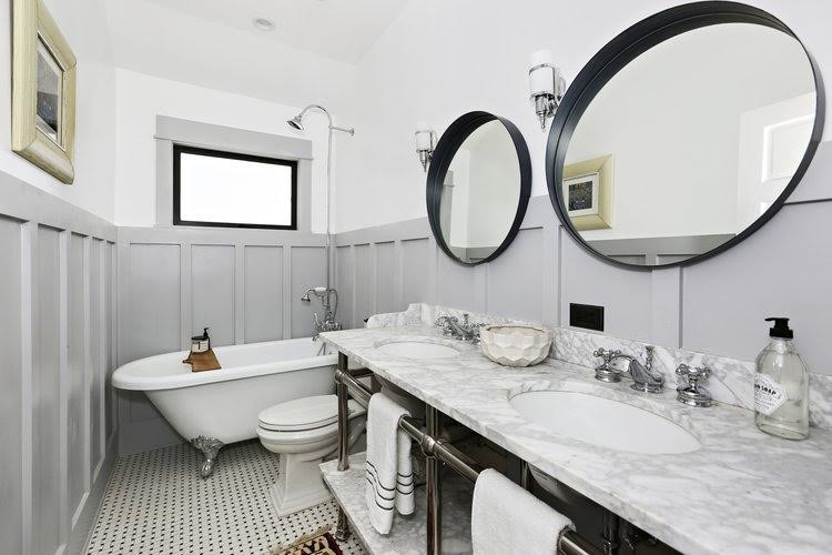 Foto på ett mellanstort amerikanskt vit en-suite badrum, med öppna hyllor, ett badkar med tassar, en toalettstol med separat cisternkåpa, vita väggar, ett undermonterad handfat, bänkskiva i kvartsit och vitt golv