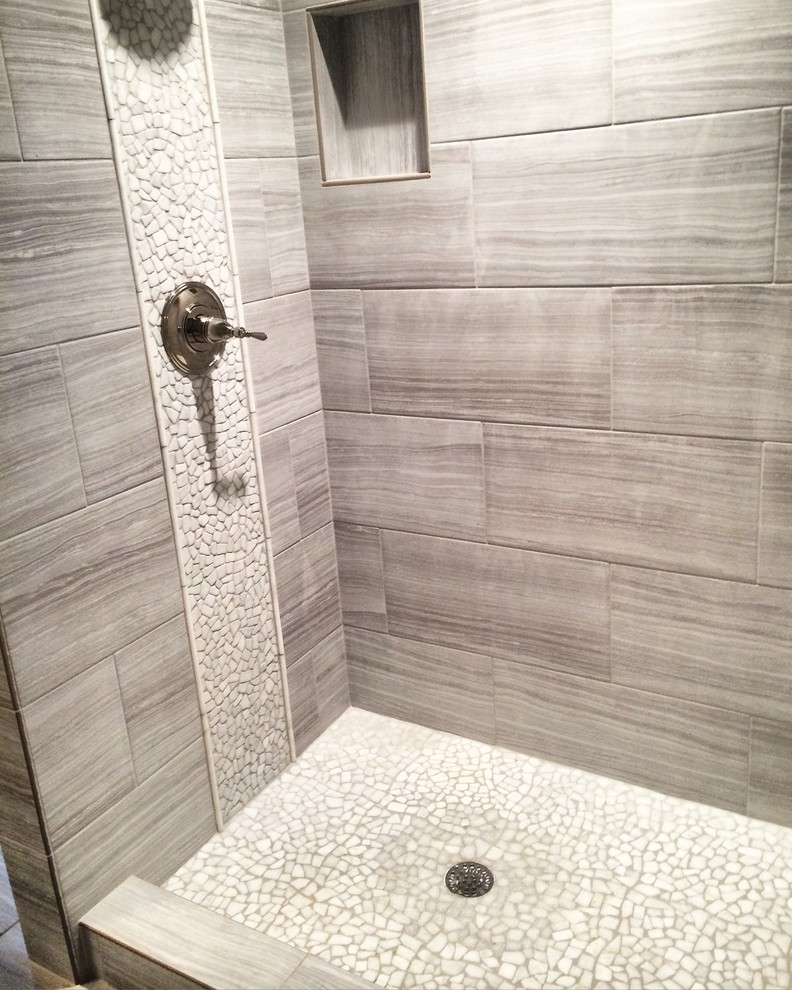 Inspiration pour une salle de bain rustique avec des portes de placard grises, une douche ouverte, un carrelage gris, des carreaux de porcelaine, un mur gris, un lavabo encastré et un plan de toilette en marbre.