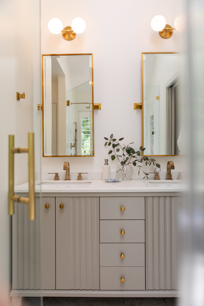 Стильный дизайн: главная ванная комната в стиле кантри с белым полом - последний тренд