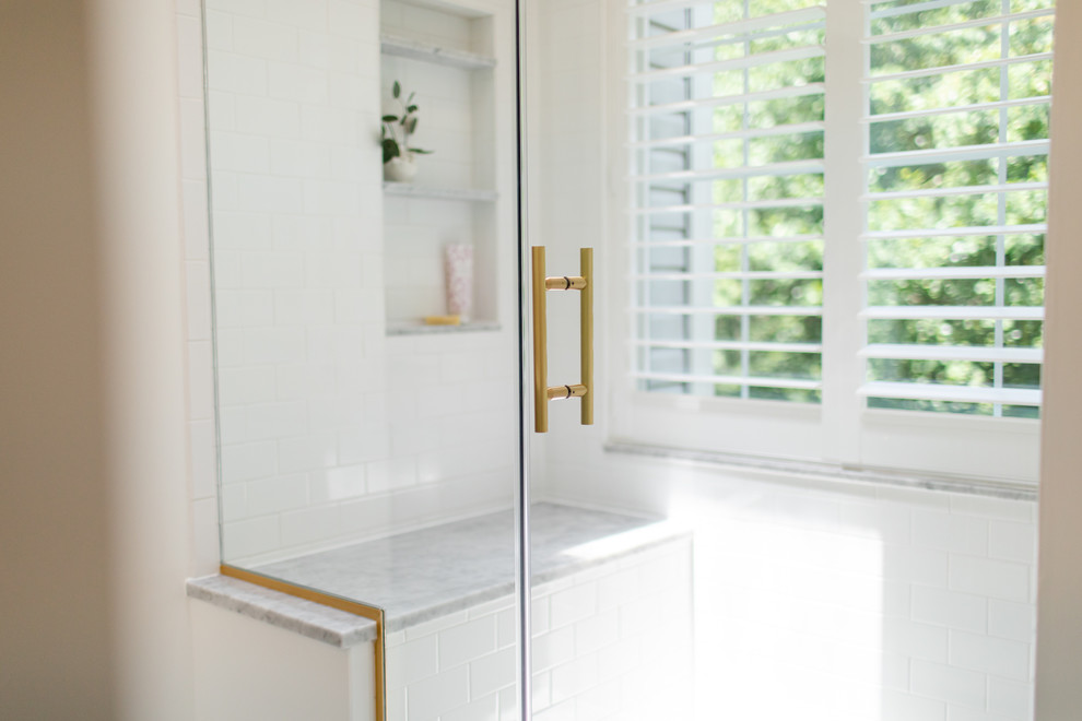 Ejemplo de cuarto de baño principal campestre con suelo blanco