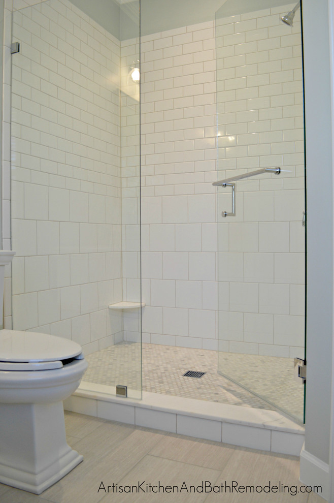 Esempio di una stanza da bagno padronale tradizionale di medie dimensioni con lavabo sottopiano, ante a filo, ante bianche, top in quarzite, WC a due pezzi, piastrelle bianche, piastrelle in ceramica, pareti blu e pavimento in gres porcellanato