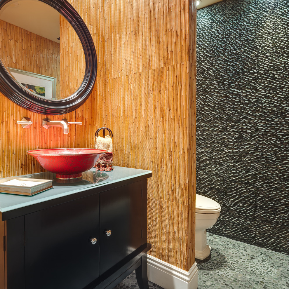 Idéer för orientaliska badrum, med ett fristående handfat, kakel i småsten och klinkergolv i småsten