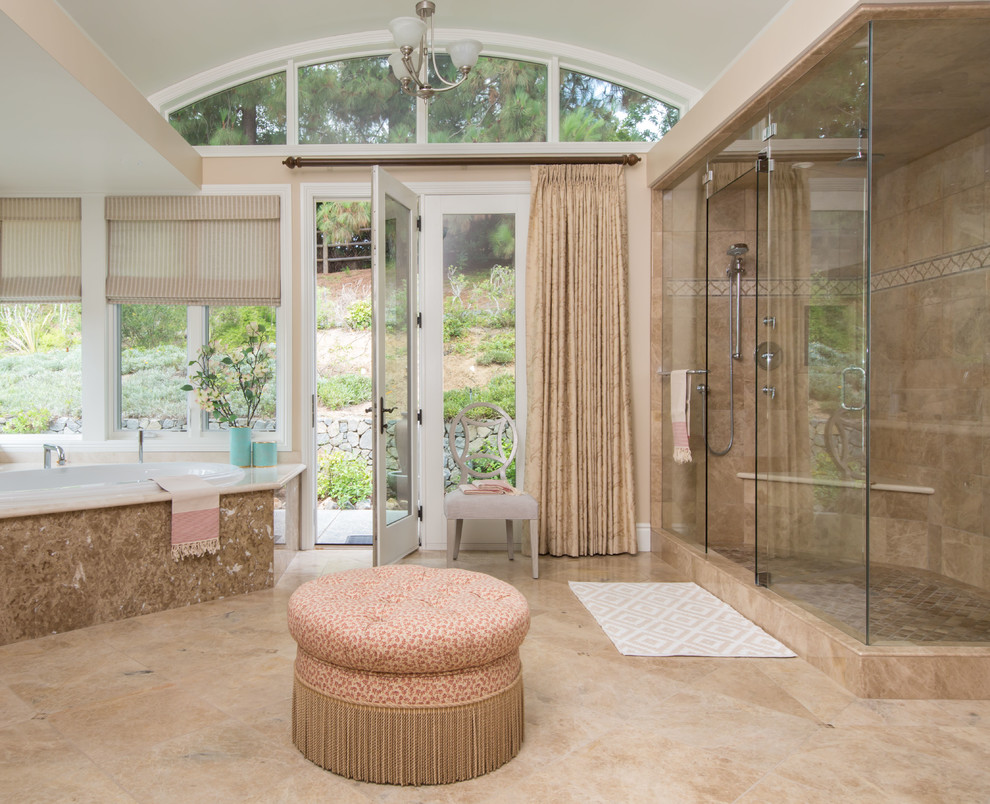 Idée de décoration pour une grande salle de bain principale tradition avec un mur beige, un sol beige, une cabine de douche à porte battante, une baignoire d'angle, un carrelage beige, du carrelage en marbre et un sol en marbre.
