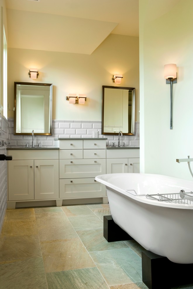 Свежая идея для дизайна: главная ванная комната среднего размера в стиле ретро с белыми фасадами, фасадами в стиле шейкер, отдельно стоящей ванной, желтыми стенами и столешницей из искусственного камня - отличное фото интерьера