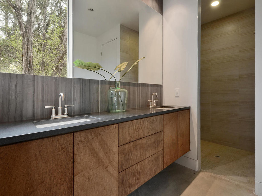 Свежая идея для дизайна: ванная комната в современном стиле с врезной раковиной, плоскими фасадами, фасадами цвета дерева среднего тона, открытым душем, бежевой плиткой, белыми стенами и душевой кабиной - отличное фото интерьера