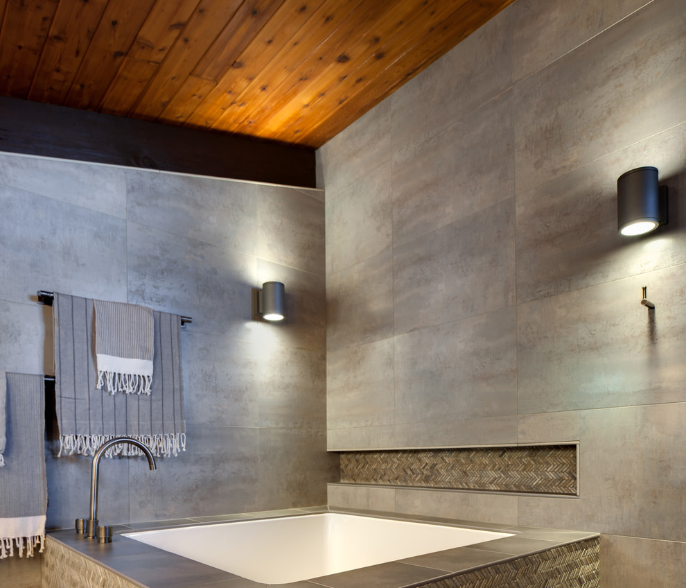Réalisation d'une salle de bain principale design en bois foncé avec un lavabo encastré, un placard à porte plane, un plan de toilette en quartz modifié, WC à poser et un carrelage gris.