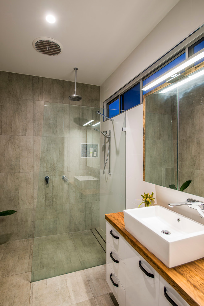 На фото: ванная комната в современном стиле с настольной раковиной, белыми фасадами, столешницей из дерева, открытым душем, открытым душем и коричневой столешницей