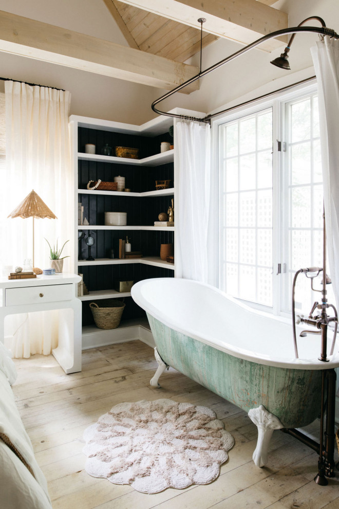 Foto di una stanza da bagno stile marino con vasca con piedi a zampa di leone, pareti beige, parquet chiaro e pavimento beige