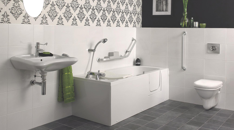 ハンプシャーにある高級な中くらいなコンテンポラリースタイルのおしゃれなマスターバスルーム (壁付け型シンク、シャワー付き浴槽	、一体型トイレ	、白いタイル、黒い壁、リノリウムの床) の写真