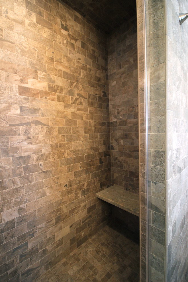 Idéer för ett modernt en-suite badrum, med vita skåp, en dusch i en alkov, en toalettstol med separat cisternkåpa, vita väggar och mörkt trägolv