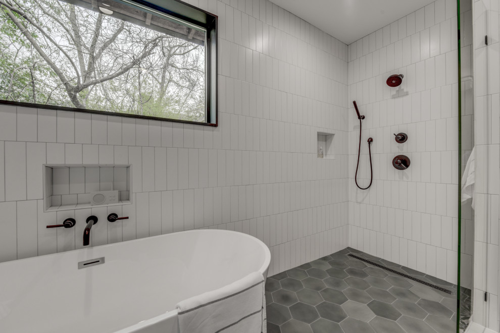 Идея дизайна: главная ванная комната среднего размера в стиле модернизм с плоскими фасадами, коричневыми фасадами, отдельно стоящей ванной, открытым душем, белой плиткой, керамической плиткой, серыми стенами, полом из керамической плитки, накладной раковиной, столешницей из искусственного кварца, серым полом, душем с распашными дверями, бежевой столешницей, тумбой под две раковины, напольной тумбой и кессонным потолком