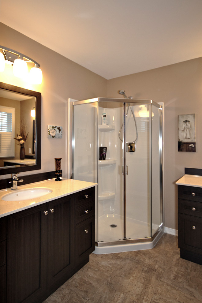 Mittelgroßes Modernes Duschbad mit Kassettenfronten, dunklen Holzschränken, Marmor-Waschbecken/Waschtisch, Eckdusche, Einbauwaschbecken, Toilette mit Aufsatzspülkasten, grauer Wandfarbe und Keramikboden in Ottawa