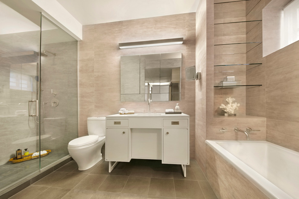 Modernes Badezimmer En Suite mit Badewanne in Nische, Duschnische, beigen Fliesen und Steinplatten in New York