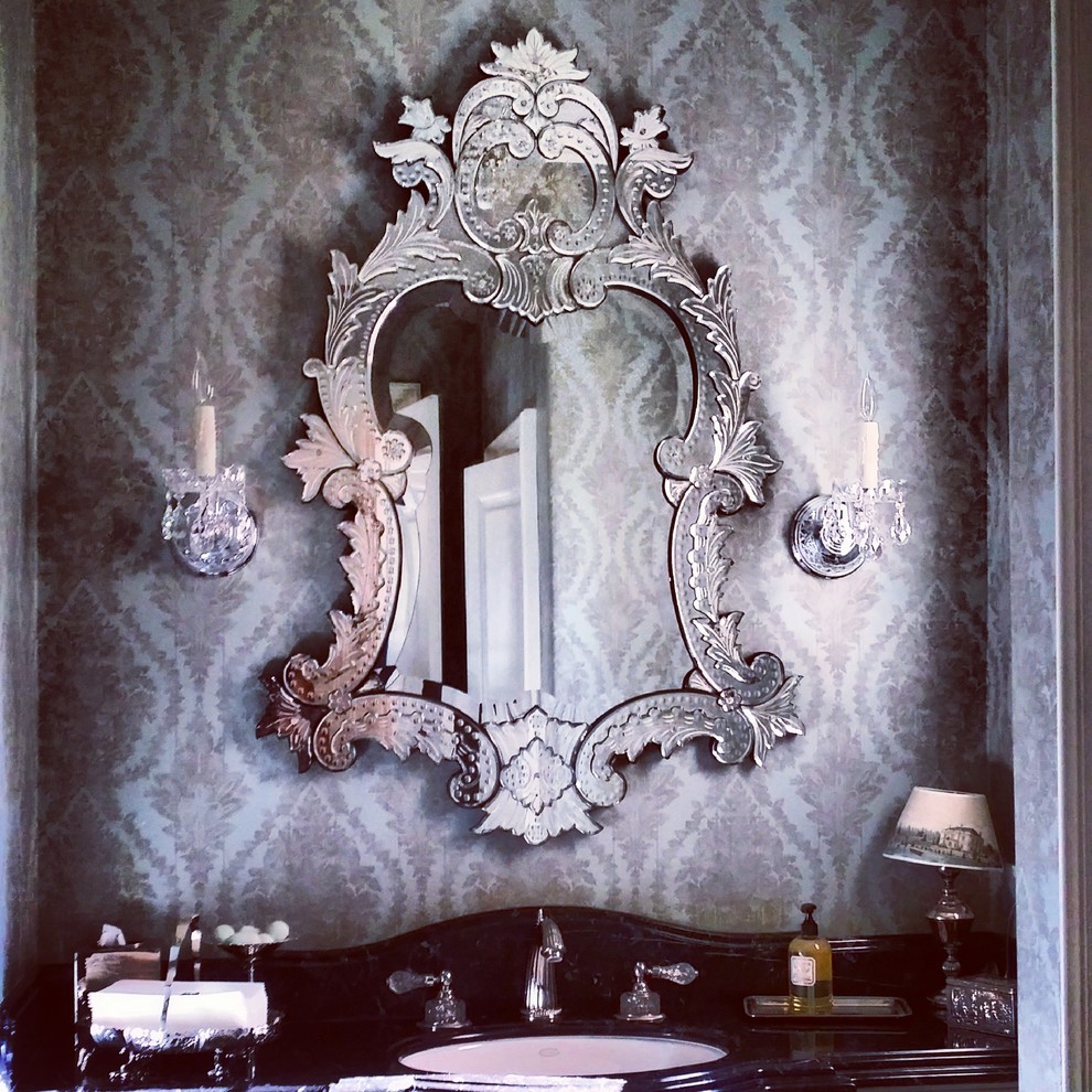 Bild på ett litet vintage badrum med dusch, med ett undermonterad handfat, skåp i mörkt trä, marmorbänkskiva och grå väggar