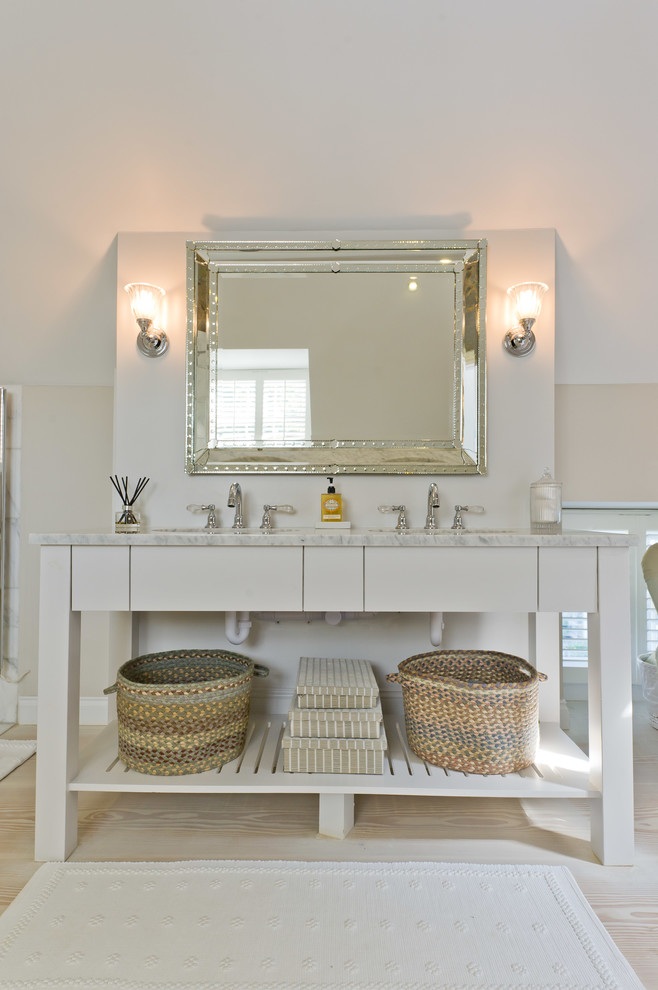 チャネル諸島にある北欧スタイルのおしゃれな浴室 (白い壁、オープンシェルフ、白いキャビネット) の写真