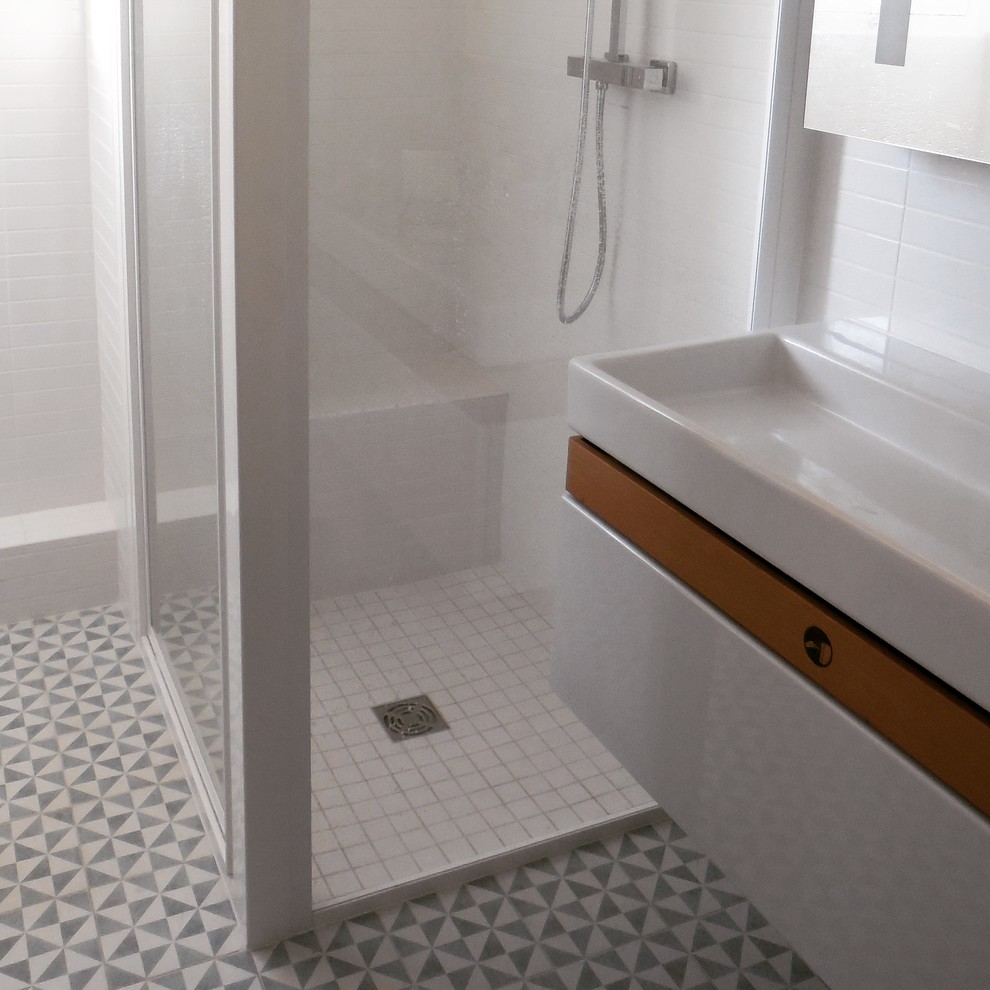 Esempio di una piccola stanza da bagno con doccia scandinava con lavabo sospeso, ante bianche, doccia a filo pavimento, WC sospeso, piastrelle bianche, piastrelle in ceramica, pareti bianche e pavimento con piastrelle in ceramica