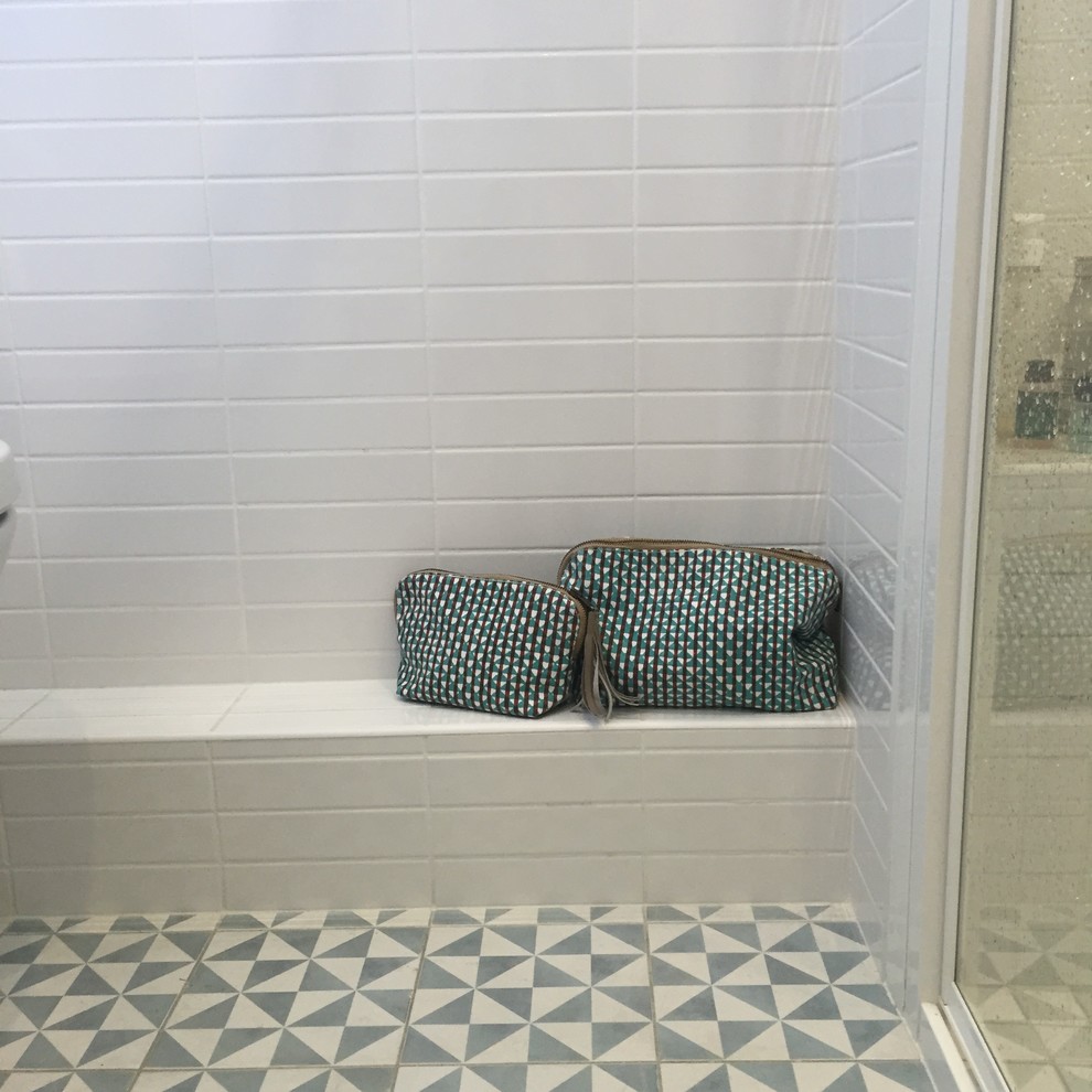 Ejemplo de cuarto de baño escandinavo pequeño con sanitario de pared, baldosas y/o azulejos de cemento, paredes blancas, suelo de baldosas de cerámica y aseo y ducha