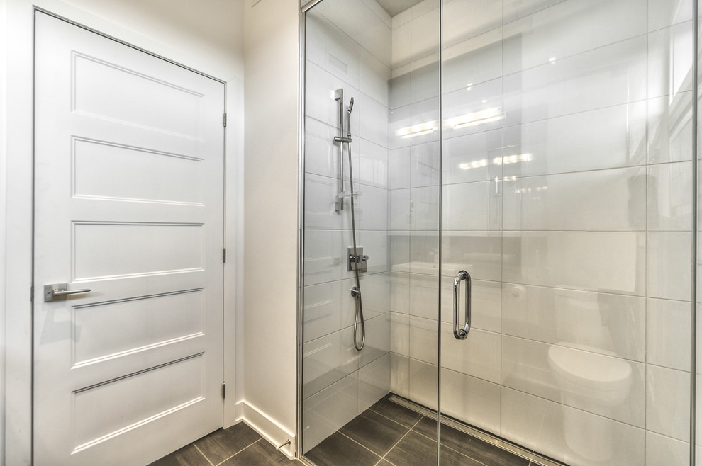Imagen de cuarto de baño contemporáneo pequeño con armarios tipo vitrina, puertas de armario blancas, baldosas y/o azulejos de cerámica y suelo de baldosas de cerámica