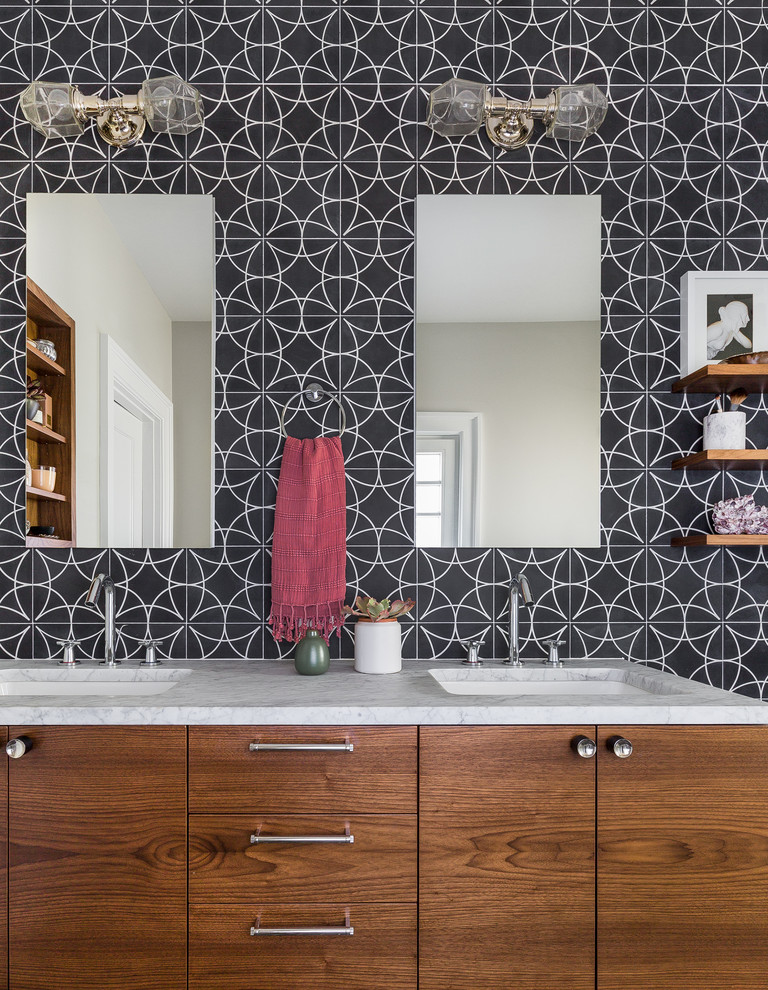 Esempio di una stanza da bagno contemporanea con ante lisce, ante in legno scuro, pistrelle in bianco e nero, lavabo sottopiano e top bianco