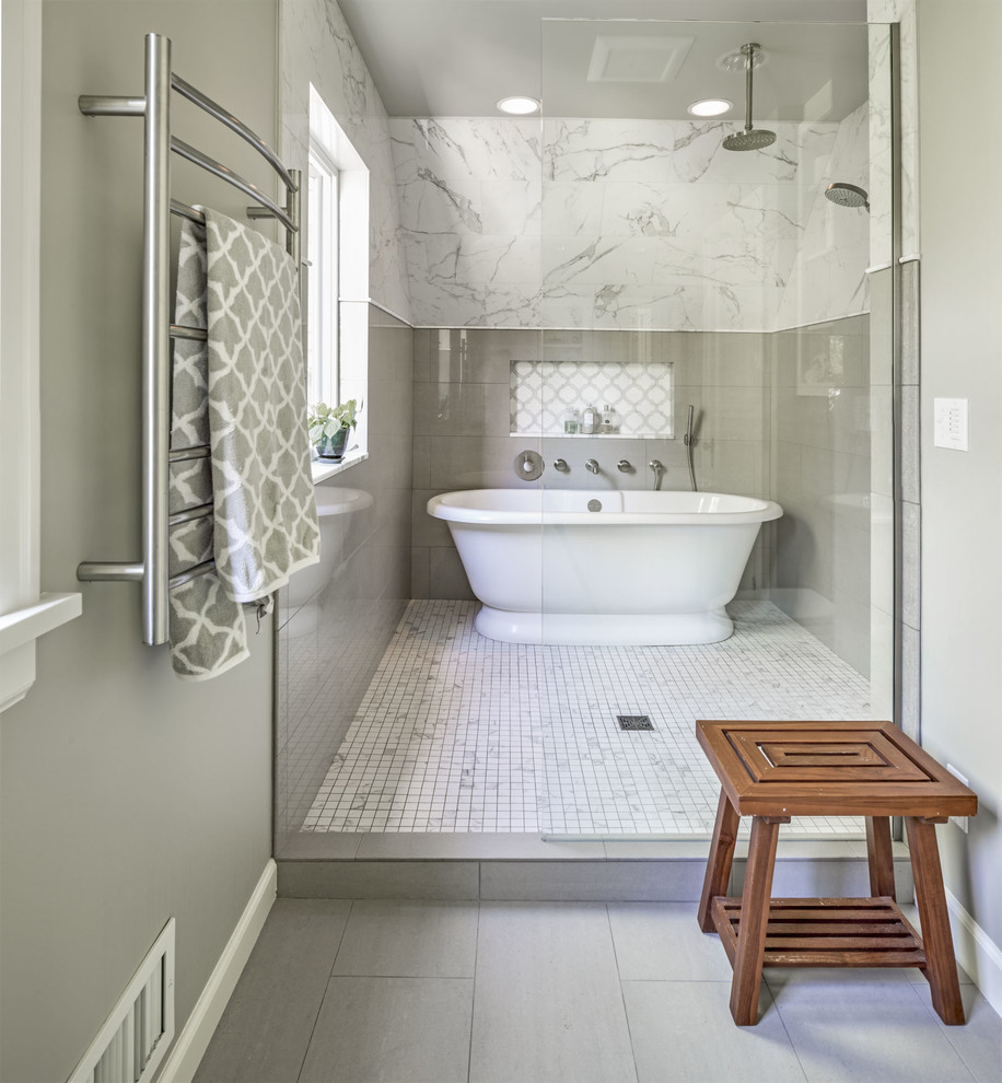 Ejemplo de cuarto de baño principal clásico de tamaño medio con bañera exenta, ducha abierta, baldosas y/o azulejos grises, baldosas y/o azulejos de cerámica, paredes grises y suelo de baldosas de porcelana