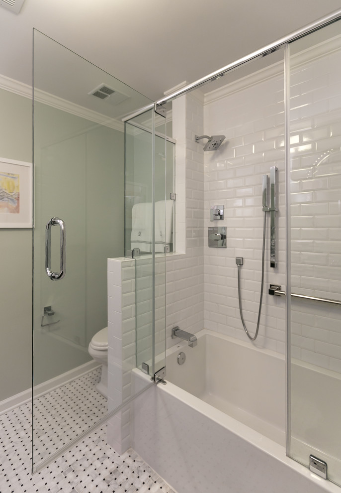 Idee per una stanza da bagno tradizionale di medie dimensioni con vasca da incasso, vasca/doccia, piastrelle bianche e piastrelle diamantate