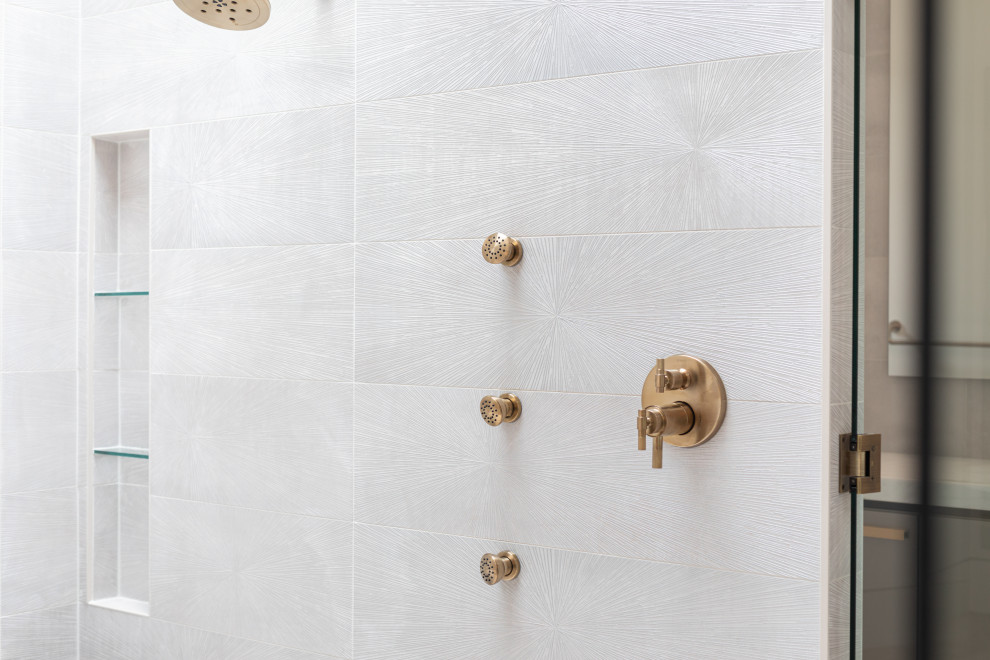 Идея дизайна: огромная главная ванная комната в стиле модернизм с плоскими фасадами, серыми фасадами, отдельно стоящей ванной, душем без бортиков, раздельным унитазом, серой плиткой, керамогранитной плиткой, белыми стенами, полом из керамогранита, врезной раковиной, мраморной столешницей, серым полом, открытым душем, белой столешницей, нишей, тумбой под две раковины, подвесной тумбой и сводчатым потолком